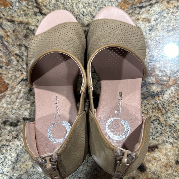 Journee Collection Womens Aretha Faux Leather peep toe Wedge Heels size 5.5 - Picture 4 of 5